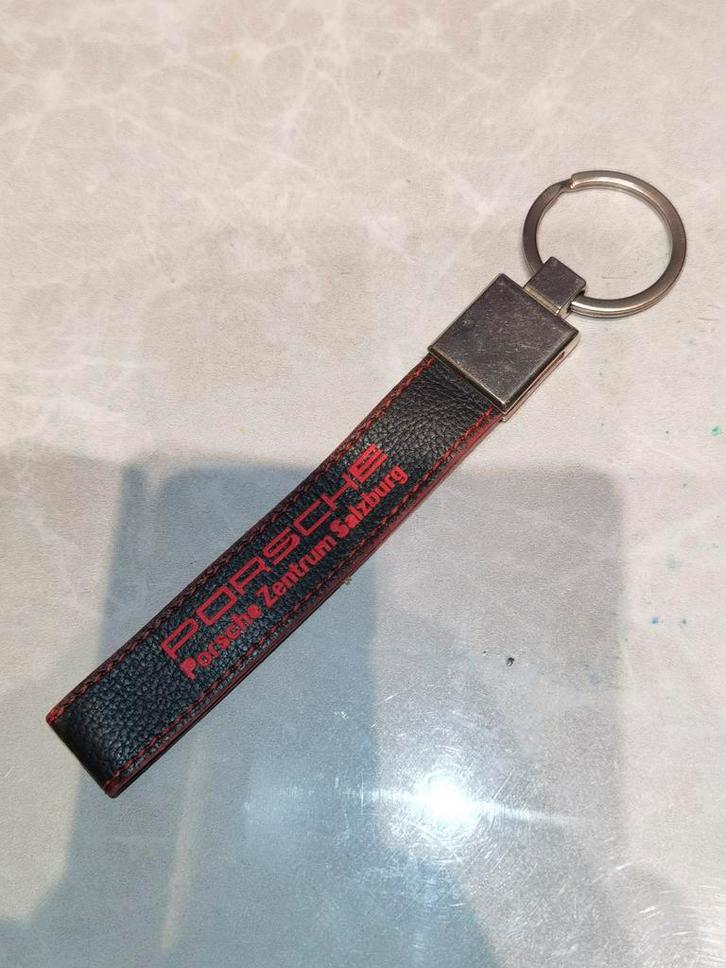 Origineel porsche sleutelhanger uit porsche centrum salazbur, Verzamelen, Sleutelhangers, Zo goed als nieuw, Merk, Ophalen of Verzenden