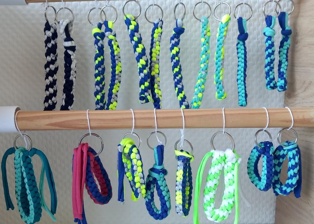 Gondas Creaties sleutelhanger zpagetti scoubidou geknoopt, Verzamelen, Sleutelhangers, Nieuw, Ophalen of Verzenden