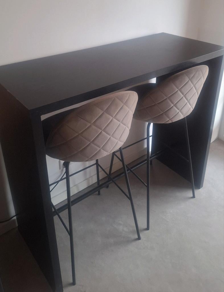 Bar met twee grijze barkrukken, Ophalen, Gebruikt, Met voetsteun, 90 cm of meer