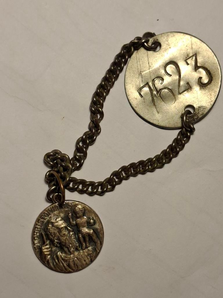 Armbandje met nummer ingeslagen van aluminium, Verzamelen, Militaria | Tweede Wereldoorlog, Embleem of Badge, Ophalen of Verzenden