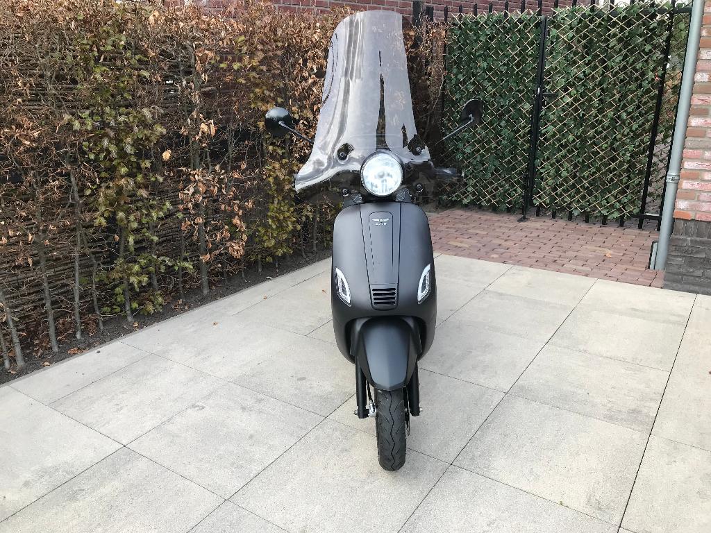 Scooter DJJD Cashemere 2019 in top staat Zwart €550., Ophalen, Maximaal 45 km/u, DjjD Cashmere, 49 cc