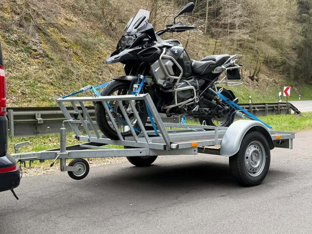 Te Huur; Syma 3vaks motortrailer, Motoren, Ophalen, Zo goed als nieuw