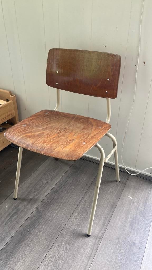 Drie leuke retro school stoelen stapelbaar, Gebruikt, Vintage, Ophalen of Verzenden, Hout