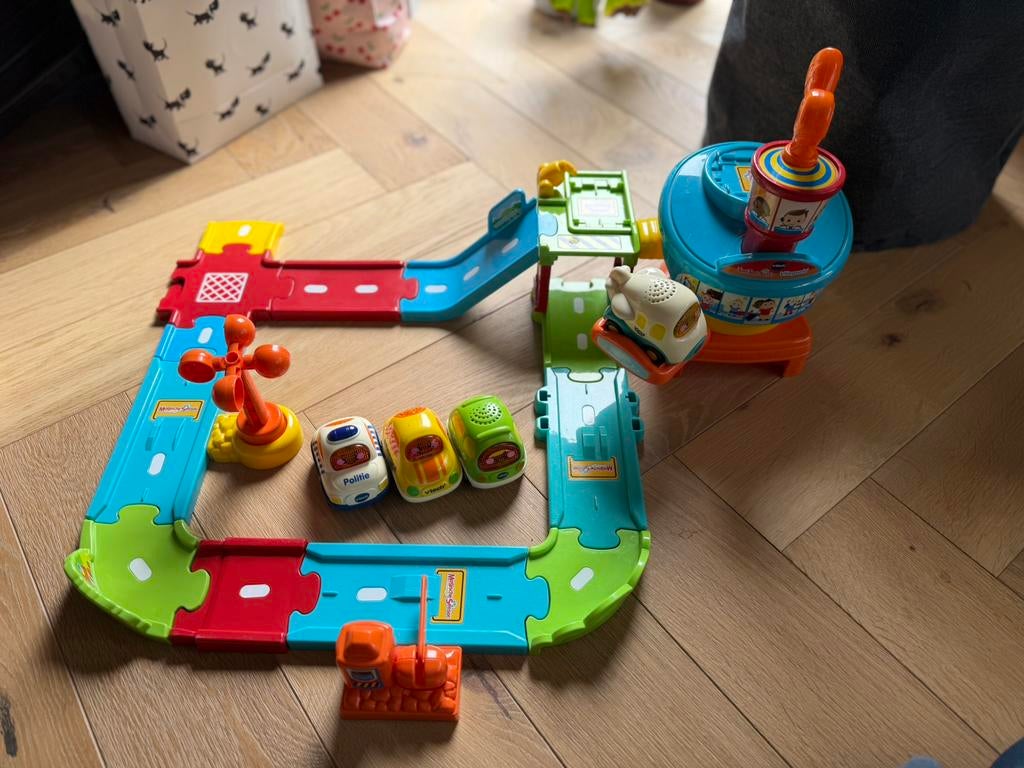 Vtech Toet Toet auto Vliegveld met 3 autos en vliegtuig, Ophalen of Verzenden, Zo goed als nieuw, 2 tot 4 jaar