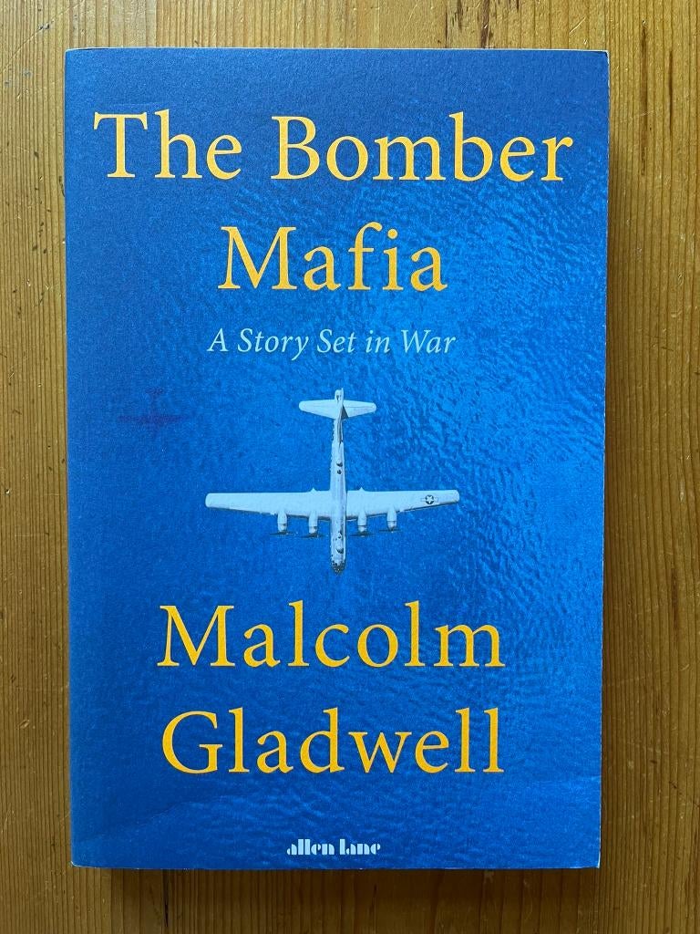 Malcolm Gladwell / The Bomber Mafia (large paperback), Tweede Wereldoorlog, Ophalen of Verzenden, Zo goed als nieuw, Luchtmacht