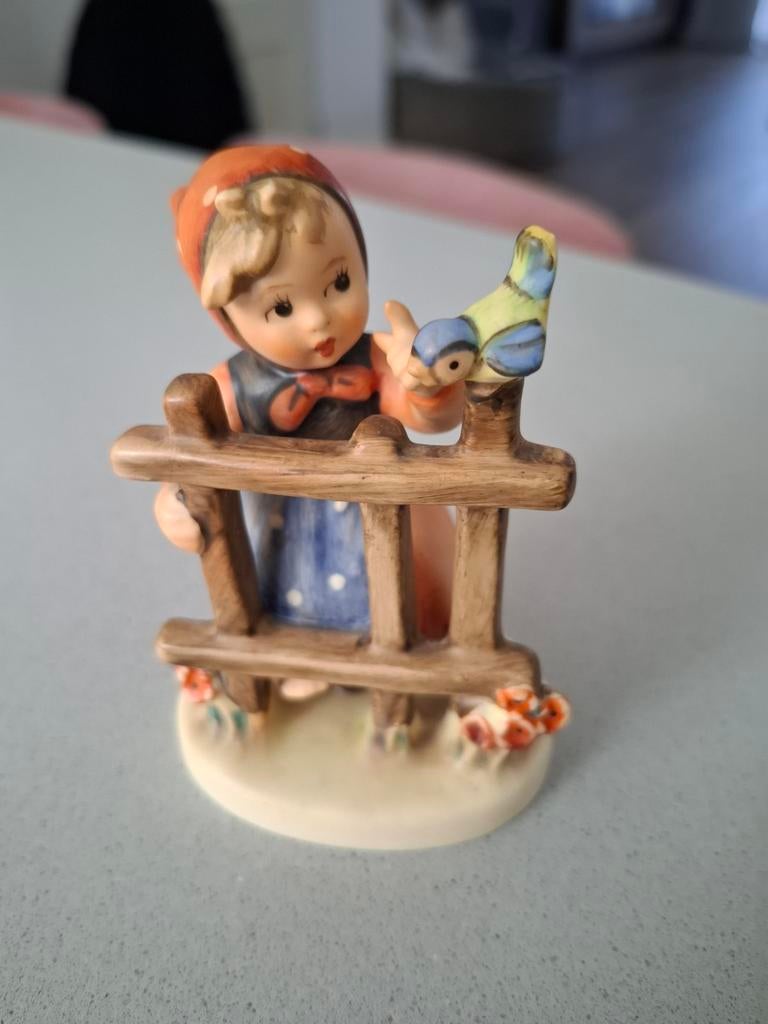 Goebel Hummel beeldje: Meisje met vogel op hekje, Verzamelen, Beelden en Beeldjes, Ophalen of Verzenden, Gebruikt, Hummel