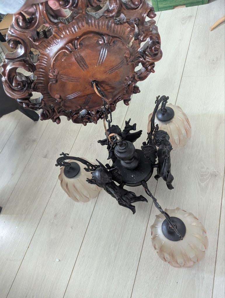 Barok kroonluchter met cherubijnen en glazen kappen, Ophalen