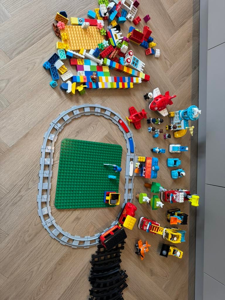 Duplo, elektrische trein, brandweer autos, vliegveld etc., Kinderen en Baby's, Speelgoed | Duplo en Lego, Ophalen, Zo goed als nieuw