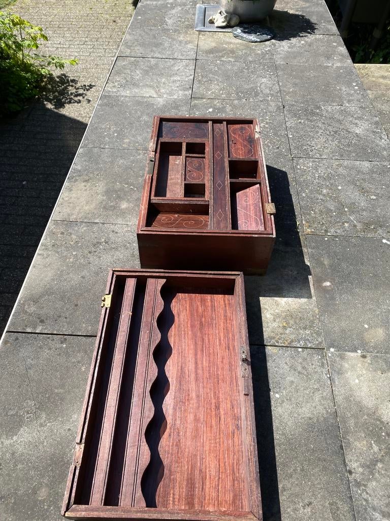 Antiekekist met inlegwerk en vakverdeling uit Indonesië, Ophalen of Verzenden