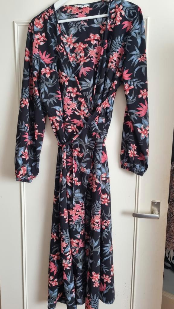 ONLY wikkeljurk met bloemenprint en lange mouwen - Maat XL, Kleding | Dames, Jurken, Gedragen, Maat 46/48 (XL) of groter, Zwart