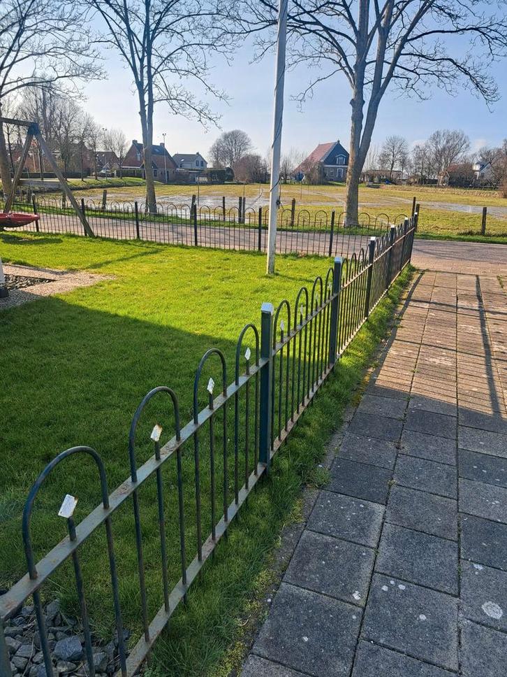 Metalen sierhekwerk met poort - ca. 36 meter, Tuin en Terras, Tuinhekken en Hekwerk, Gebruikt, Sierhekwerk, IJzer, Met poort, Ophalen