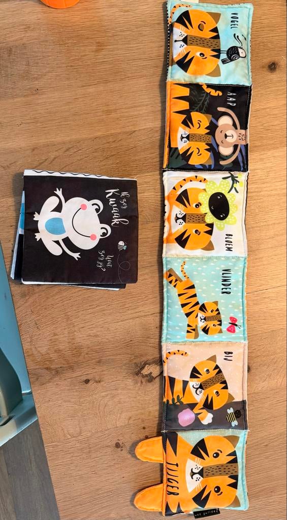 2 stoffen knisperboekjes voor baby's - Zwart-wit & Kleur, Ophalen, Zo goed als nieuw, Overige typen, Met geluid