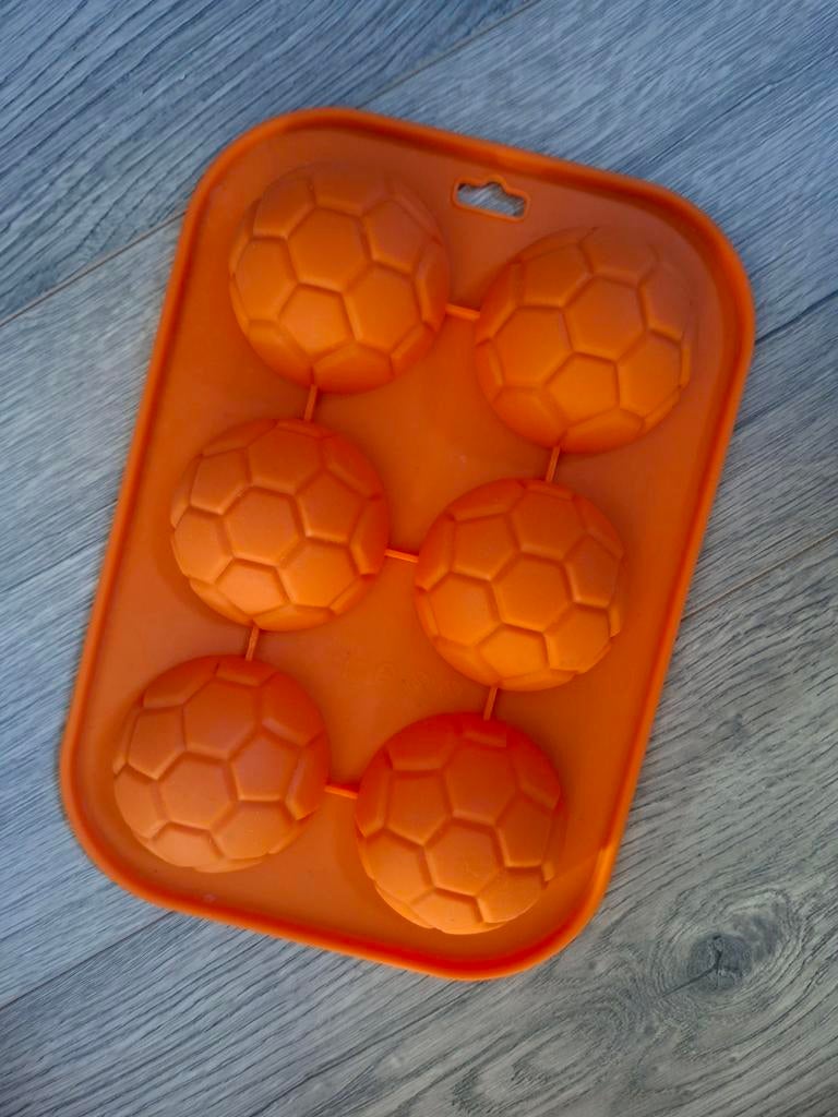 Bakvorm in de vorm van een voetbal, Leuk voor het WK voetbal, Hobby en Vrije tijd, Taarten en Cupcakes maken, Ophalen of Verzenden