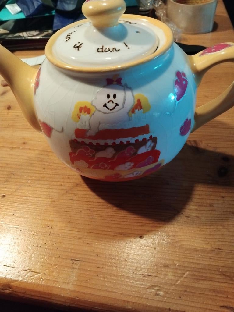 Theepot met vrolijke decoratie, Ophalen of Verzenden