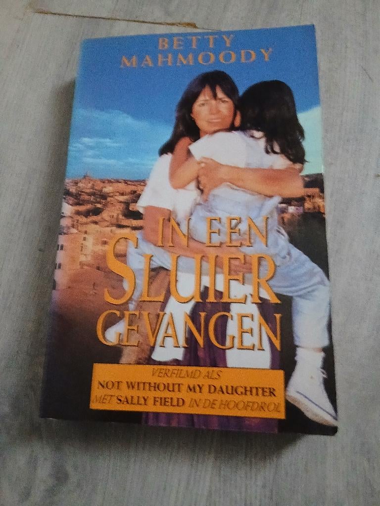 Boek In een sluier gevangen, Ophalen, Zo goed als nieuw