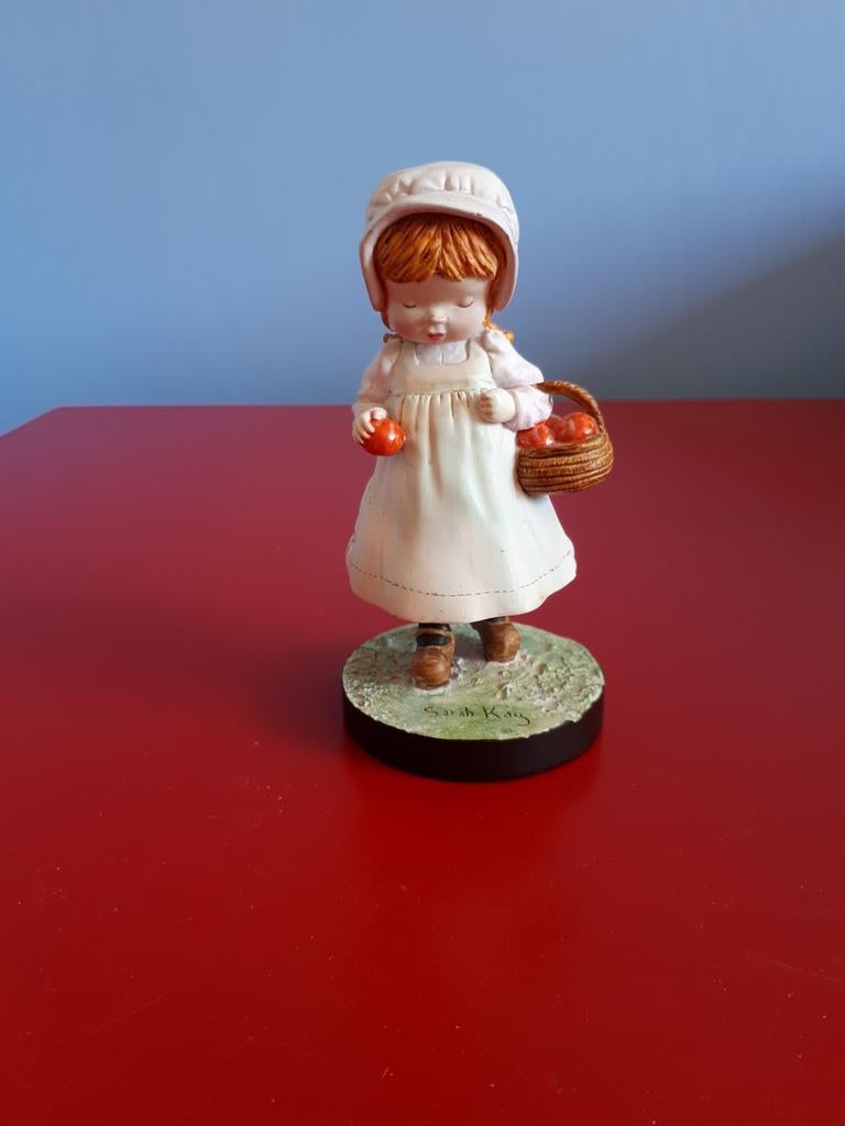 Prachtig beeldje van Sarah Kay - meisje met appel, Verzamelen, Beelden en Beeldjes, Ophalen of Verzenden, Zo goed als nieuw