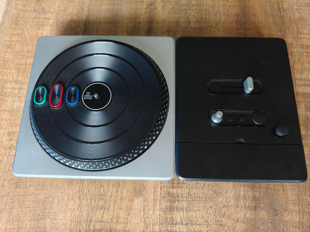 Nintendo Wii DJ Hero Draaitafel + games Hero 1 en Hero 2, Spelcomputers en Games, Muziek, 1 speler, Ophalen of Verzenden, Zo goed als nieuw