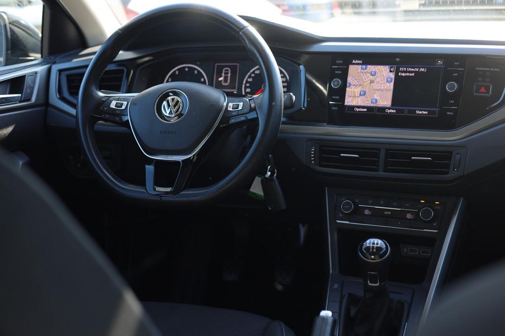 Volkswagen Polo 1.0 HIGHLINE | NAVI | CARPLAY | CLIMA | CRUI, Auto's, Volkswagen, 1025 kg, Stof, 82 pk, Zwart