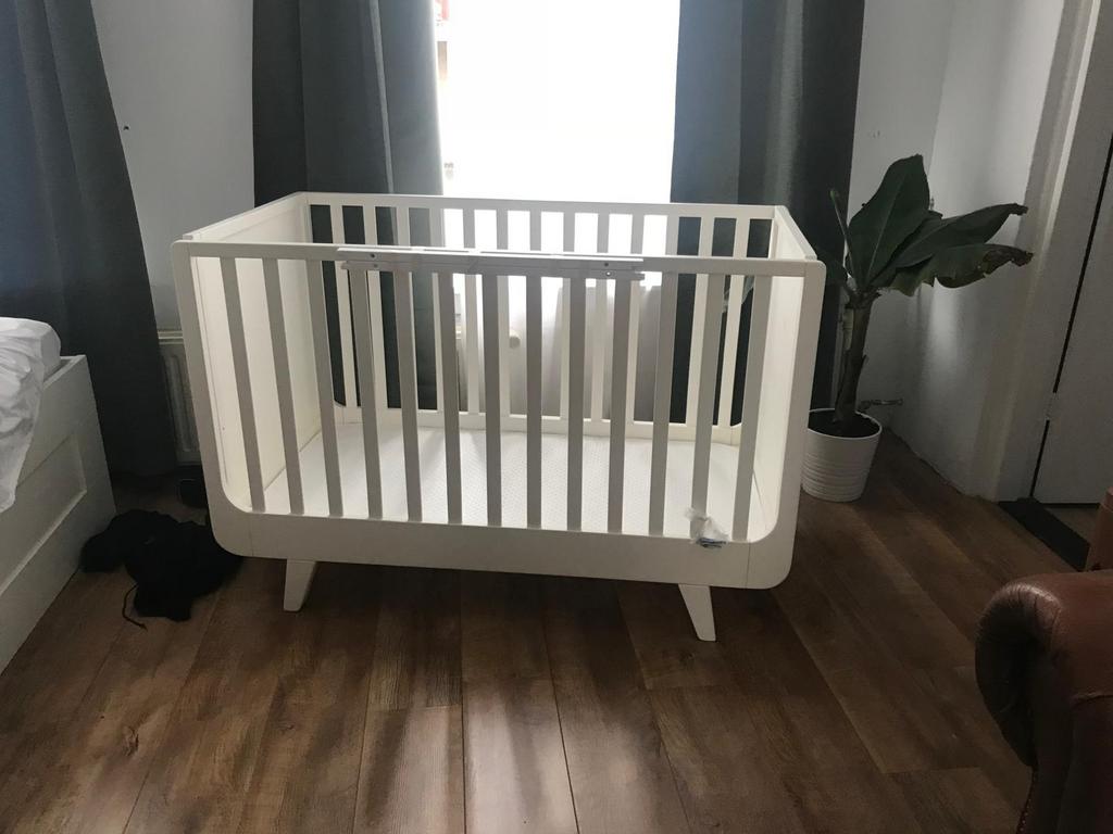 €100,- Laurette baby bedje met dubbele bodem incl matras ed, Ophalen of Verzenden, Gebruikt, Ledikant