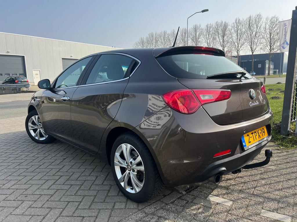 Alfa Romeo Giulietta 1.4 Turbo Multi AIR TCT 2014 Bruin, Auto's, Alfa Romeo, Stof, 1280 kg, Zwart, 4 cilinders