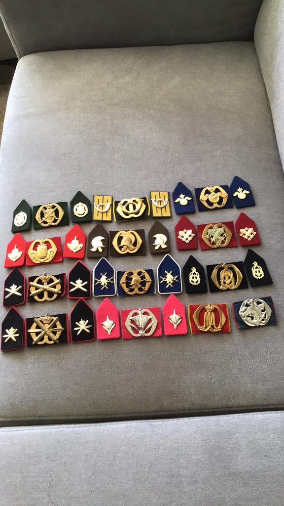 Baretemblemen en kraagspiegels, Verzamelen, Ophalen of Verzenden, Landmacht, Nederland, Embleem of Badge