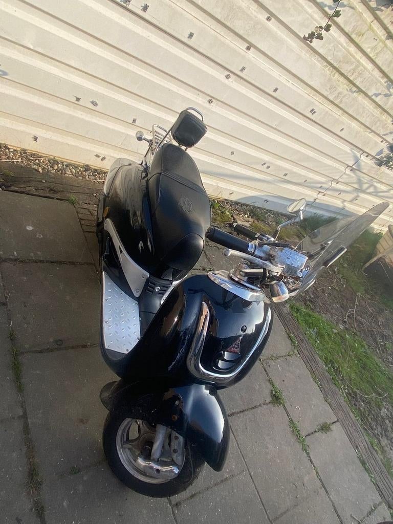 Zwarte scooter met windscherm, Fietsen en Brommers, Brommeronderdelen | Scooters, Ophalen of Verzenden, Gebruikt, Overige typen