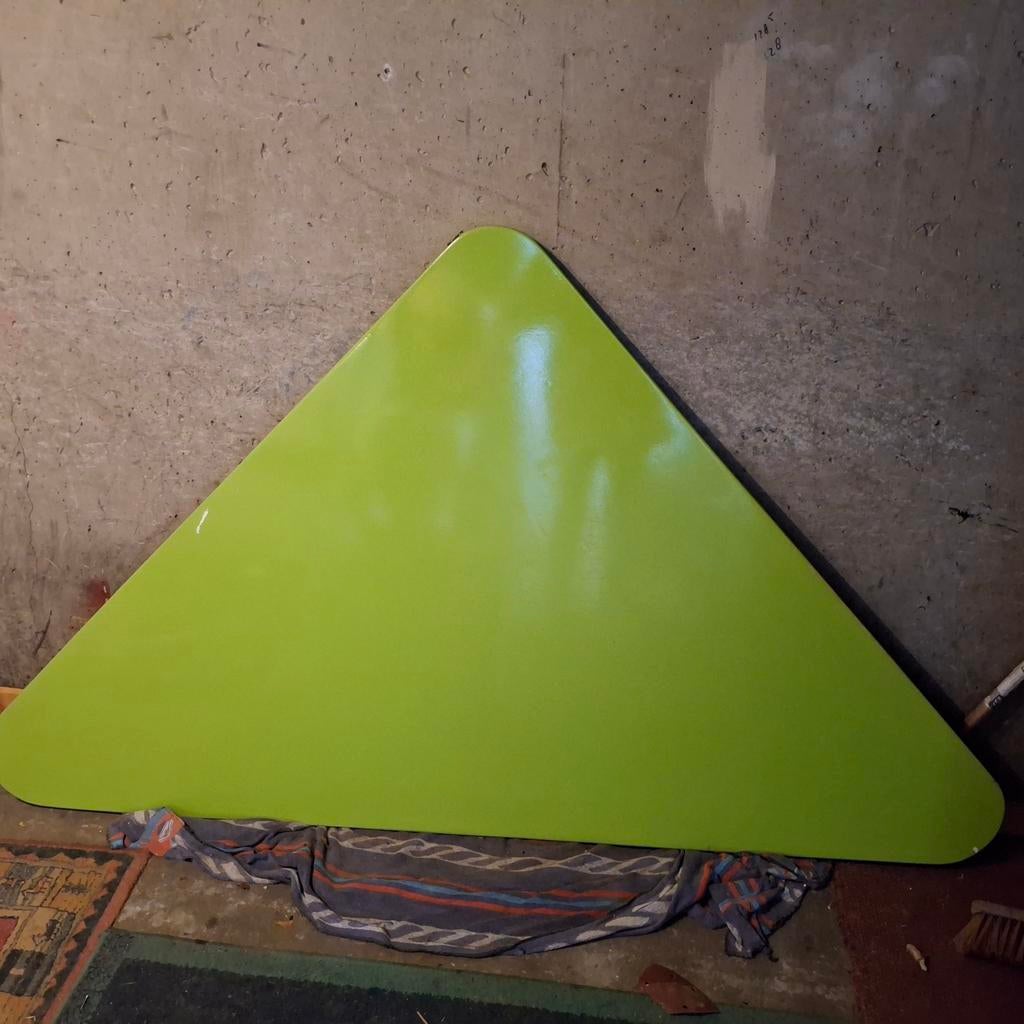 Gratis Driehoekige tafel met metalen poten - 6-7 personen, Huis en Inrichting, Tafels | Eettafels, Ophalen, Gebruikt, Overige materialen