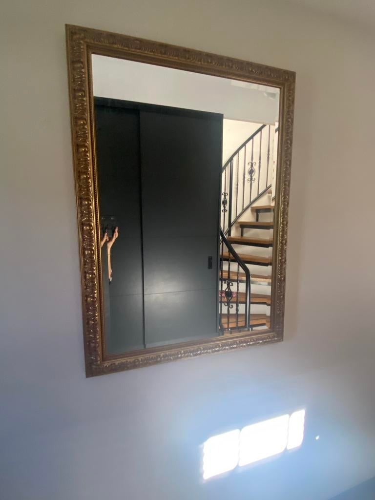 Grote spiegel met sierlijke gouden lijst, Huis en Inrichting, Woonaccessoires | Spiegels, 100 tot 150 cm, Ophalen of Verzenden