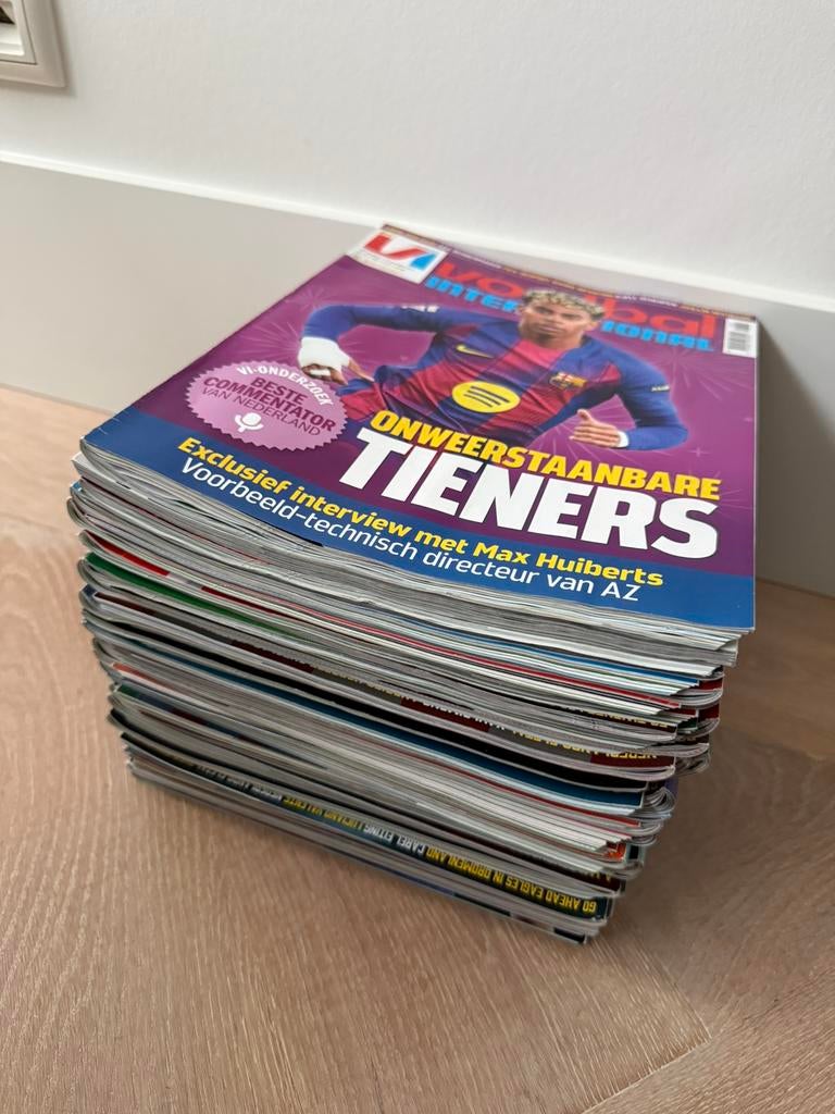 Voetbalboeken-60e jaargang Voetbal International (heel 2025), Ophalen of Verzenden, Zo goed als nieuw, Balsport