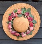 Sale! Mooie rieten hoed met zijden roze en rode rozen., Ophalen of Verzenden, Zo goed als nieuw