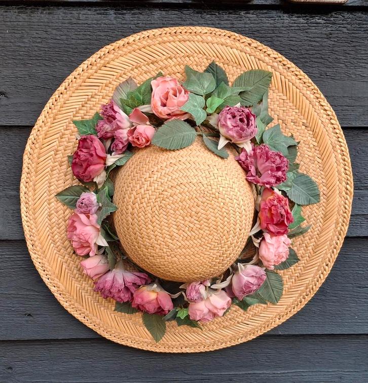 Sale! Mooie rieten hoed met zijden roze en rode rozen., Huis en Inrichting, Woonaccessoires | Wanddecoraties, Zo goed als nieuw