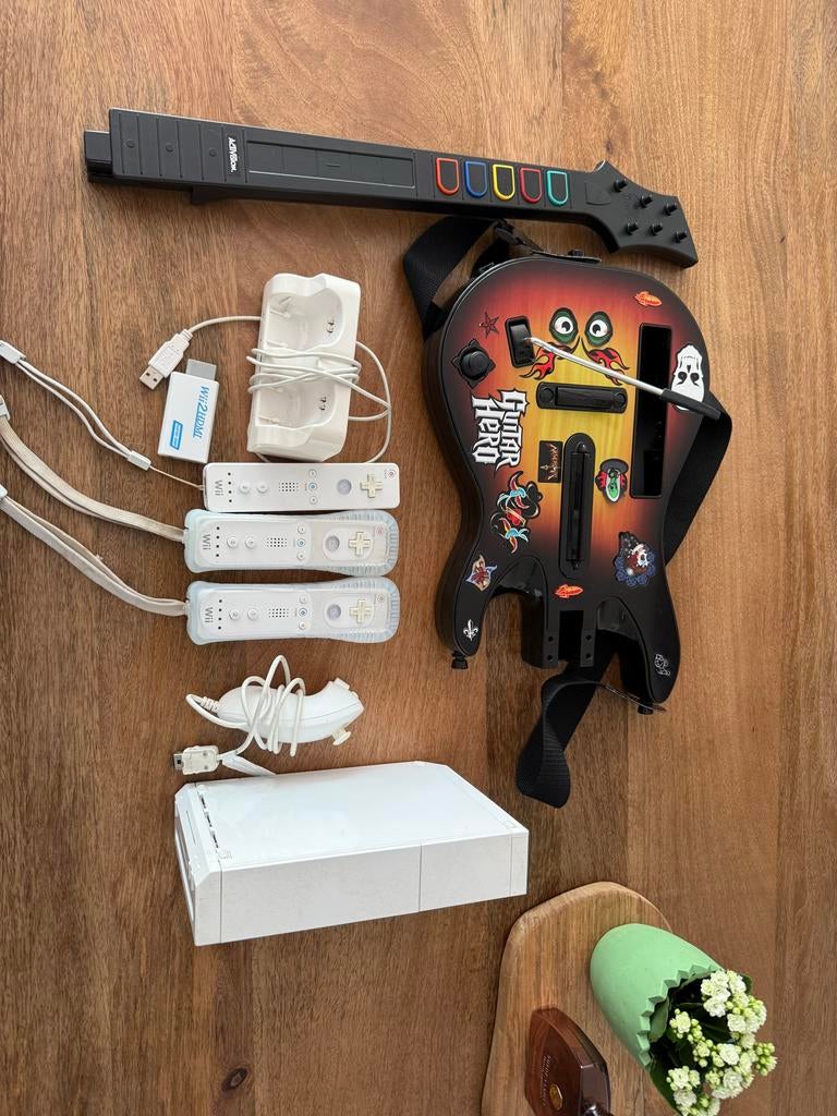 Nintendo Wii + Guitar hero guitar, Spelcomputers en Games, Spelcomputers | Nintendo Wii, Ophalen of Verzenden, Gebruikt, Met 3 controllers of meer