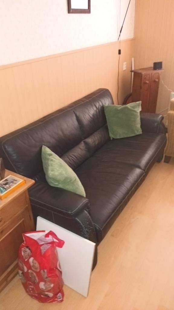 Zwarte leren bank met lichte stiksels, Huis en Inrichting, Banken | Bankstellen, Ophalen of Verzenden