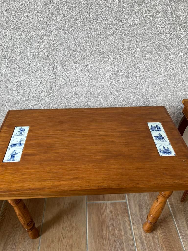Vintage Antiek bijzettafeltje met delfsblauw tegeltje, Ophalen, Gebruikt, Rechthoekig, Minder dan 55 cm