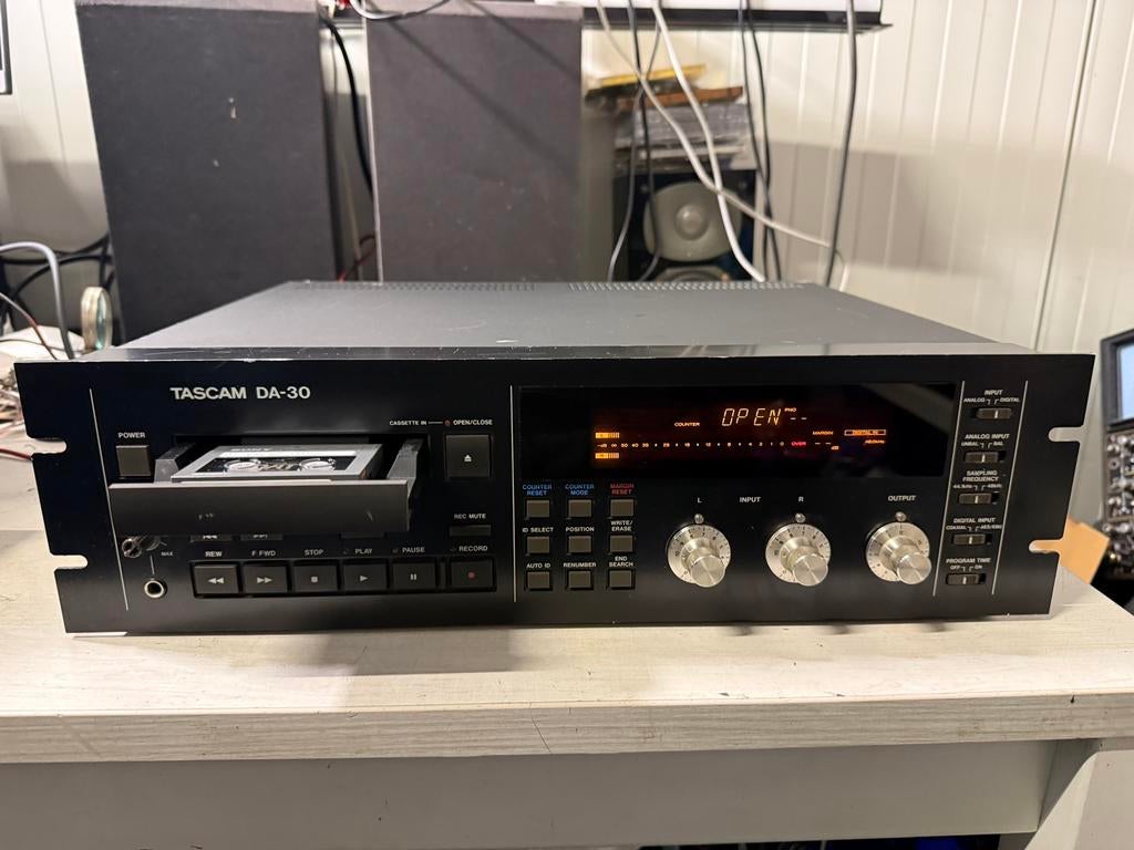 Tascam DAT DA-30 ( lees ), Audio, Tv en Foto, Cassettedecks, Overige merken, Tascam, Ophalen of Verzenden, Tascam