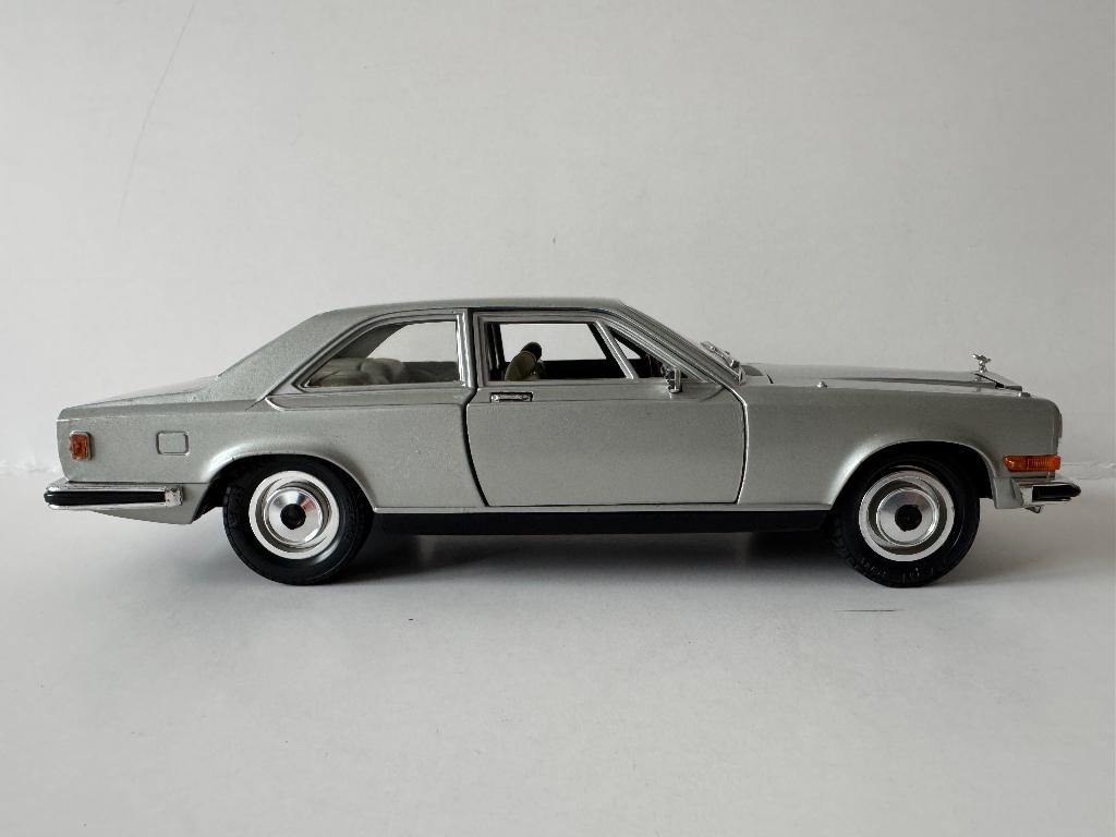Bburago: Rolls-Royce Camarque, 1975, schaal 1:22, Ophalen, Zo goed als nieuw, Auto, Bburago