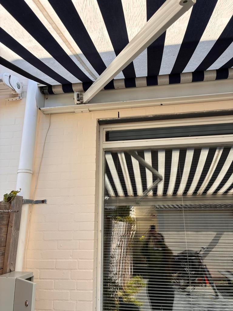 Te koop breed zonnescherm met gestreept doek, Tuin en Terras, Ophalen, Gebruikt, Elektrisch, 150 tot 300 cm