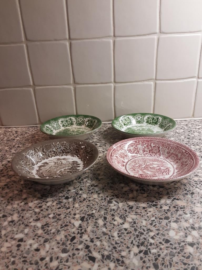 Engelse schaaltjes. Ironstone.Doorsnee  14 cm., Antiek en Kunst, Ophalen of Verzenden