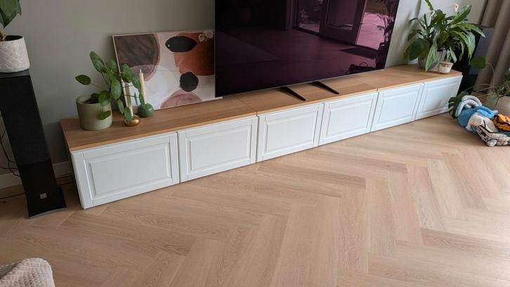 Besta TV meubel met 2 deuren en houten blad, Huis en Inrichting, Kasten | Televisiemeubels, Minder dan 100 cm, 25 tot 50 cm, Ophalen