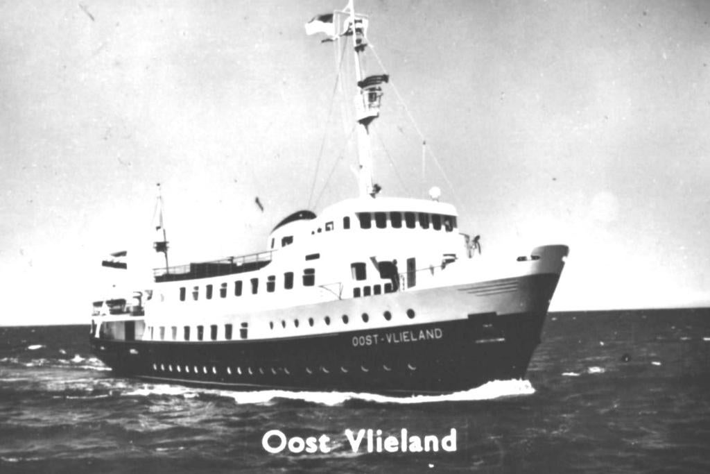 967186 Vlieland 1968 Veerboot Gelopen met zegel, Verzamelen, Ansichtkaarten | Nederland, Ophalen of Verzenden, 1960 tot 1980, Gelopen
