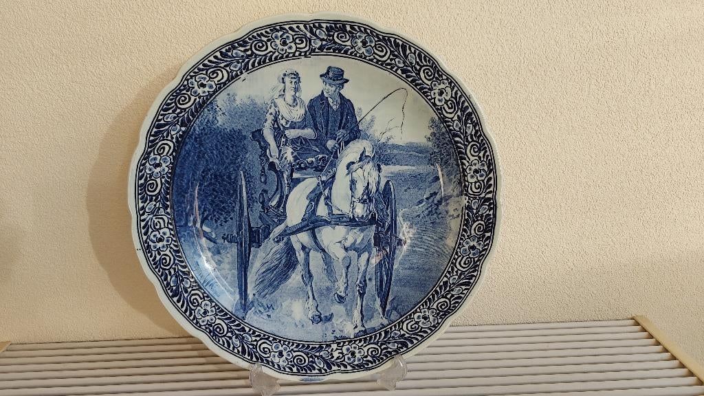 Wandbord van rijtuig, paard, echtpaar in (Delftsblauw), 40 cm, Ophalen of Verzenden, Zo goed als nieuw, Wandbord of Wandpaneel