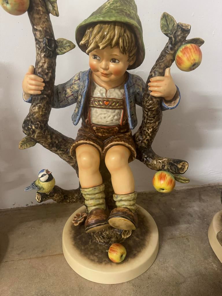 Goebel Hummel beeldje jongen in boom 80 cm heel zeldzaam, Verzamelen, Beelden en Beeldjes, Nieuw, Mens, Ophalen