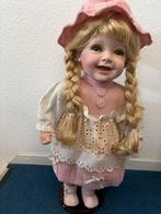 Vintage porseleinen pop met blonde vlechten en roze jurk, Ophalen of Verzenden, Zo goed als nieuw, Pop
