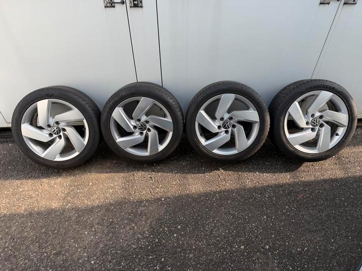 VW Golf GTI/GTD/GTE Velgen + Banden 225/45/17 zeer netjes, Auto-onderdelen, Banden en Velgen, Banden en Velgen, Zomerbanden, 17 inch