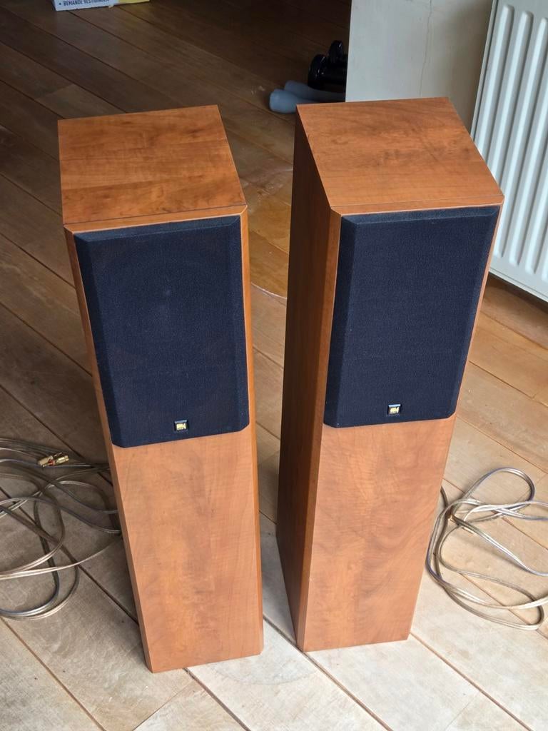 Twee KEF Cresta 30 speakers, Zo goed als nieuw, 60 tot 120 watt, Front, Rear of Stereo speakers, Ophalen
