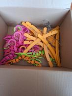 46 kinderkledinghangers, gekleurd en hout, Kinderen en Baby's, Babykleding | Maat 50, Ophalen of Verzenden, Nieuw, Jongetje of Meisje