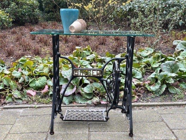 Antiek Singer naaitafel als decoratief meubelstuk, Antiek en Kunst, Antiek | Naaimachines, Ophalen