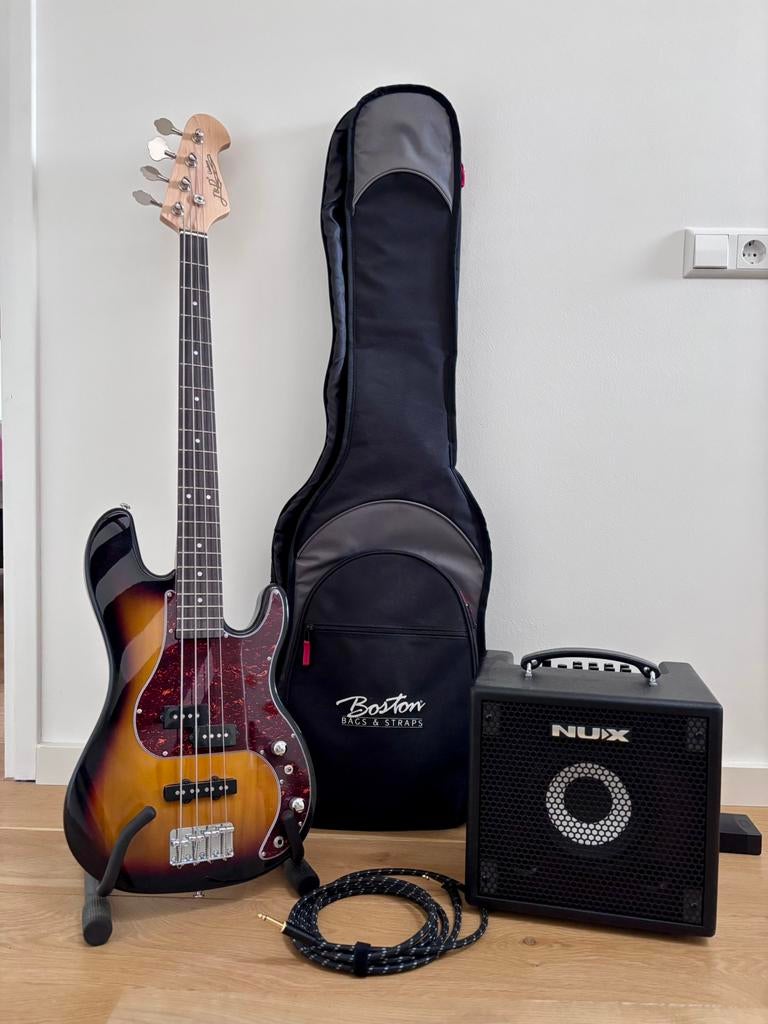 J&D PBJ 3-tone sunburts basgitaar, Nux Mighty Bass 50BT, Ophalen, Zo goed als nieuw