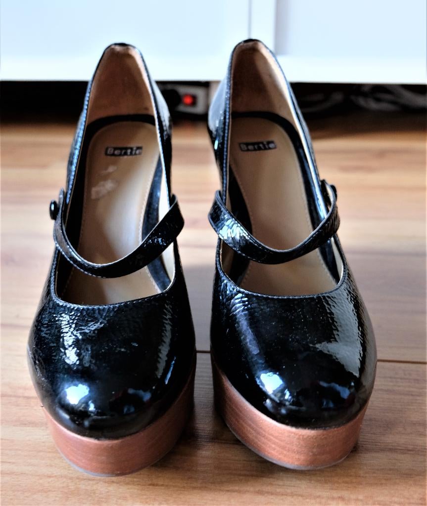 Nieuw: Bijenkorf pumps plateauzolen hak 11,5 cm lak-leer, Zwart, Bijenkorf, Nieuw, Ophalen of Verzenden