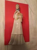 Porceleine beeldje meisje met bloemen mand, Ophalen of Verzenden, Zo goed als nieuw